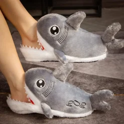Sale La compagnie de la peluche Le gros requin - chausson en peluche
