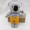 La compagnie de la peluche Peluche crochet koala en saloppette