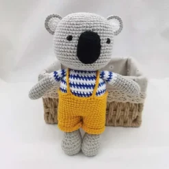 La compagnie de la peluche Peluche crochet koala en saloppette