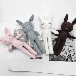 New La compagnie de la peluche Peluche crochet lapin aux longues jambes