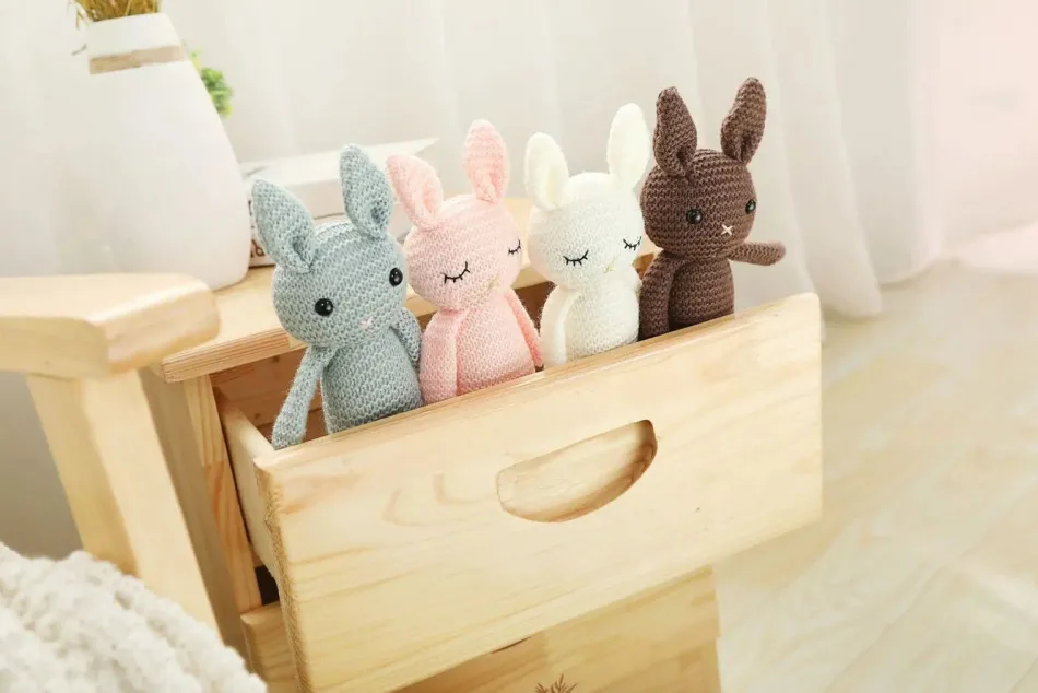 New La compagnie de la peluche Peluche crochet lapin aux longues jambes