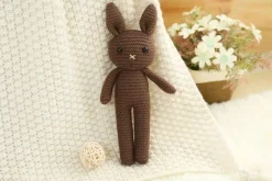 New La compagnie de la peluche Peluche crochet lapin aux longues jambes
