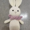 New La compagnie de la peluche Peluche crochet lapin avec son écharpe rouge