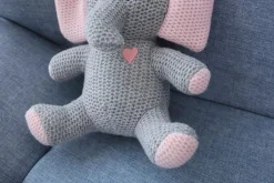 Sale La compagnie de la peluche Peluche crochet éléphant gris et rose