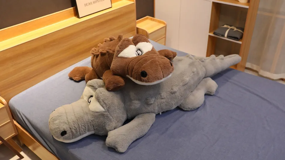 La compagnie de la peluche Peluche géante crocodile aux gros yeux