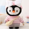 La compagnie de la peluche Peluche pingouin hiver doux avec pull rose tricoté