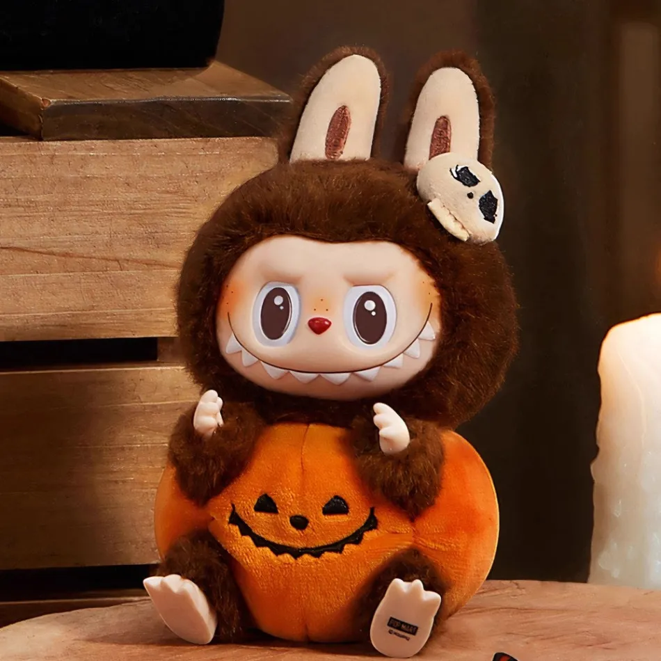 La compagnie de la peluche Peluche type Labubu marron et citrouille
