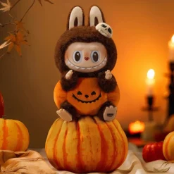 La compagnie de la peluche Peluche type Labubu marron et citrouille